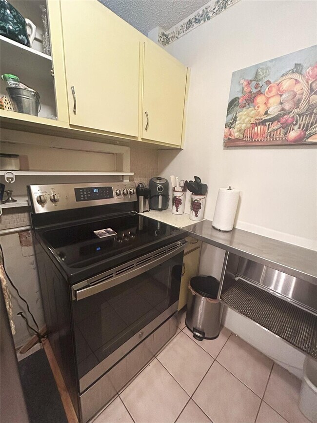 Building Photo - 900 SW 10th Terrace