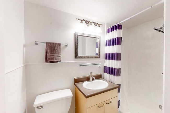 Building Photo - Available Now! Convenient Location in Waikiki