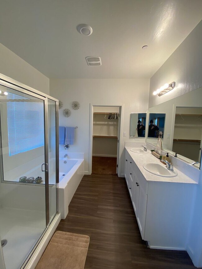 Building Photo - Welcome to the Best Deal in Town. Fully furnished 4 BD 2 BA house on a corner lot