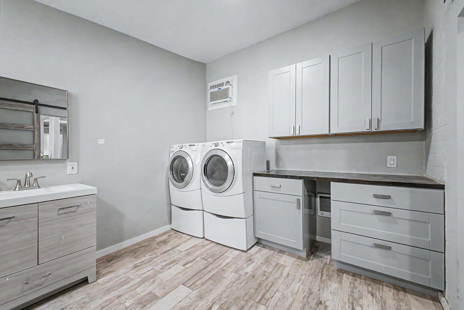 Building Photo - 2025 E Howe Ave