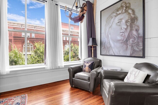 Building Photo - Stunning Corner Loft in the Heart of Historic Downtown Savannah