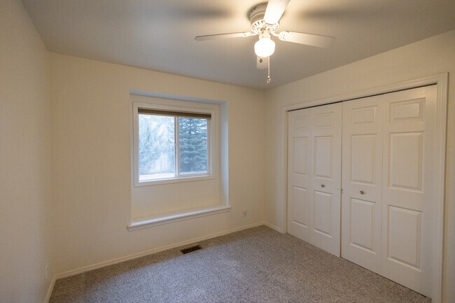 Building Photo - 164 S Silverwood Way