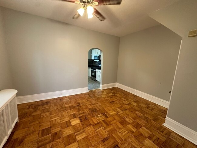 Building Photo - Experience comfort in three large, light-f...