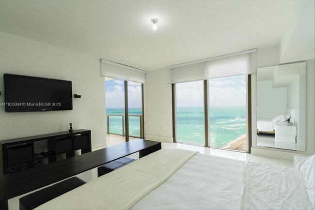 Building Photo - 16275 Collins Ave