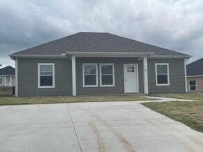 Building Photo - Adorable home located in a quiet neighborhood