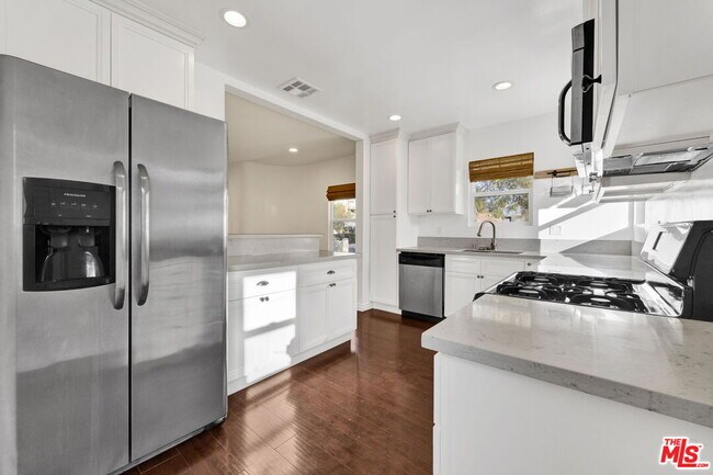 Building Photo - 6323 Farmdale Ave