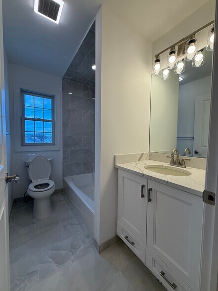 Building Photo - 370 Semel Ave