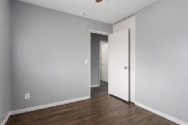 Building Photo - 423 W 87 Pl