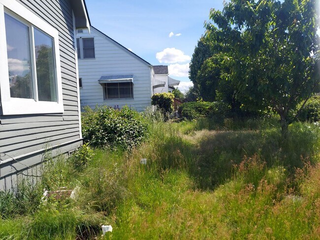 Building Photo - Charming Tacoma Home on a Peaceful Corner Lot!