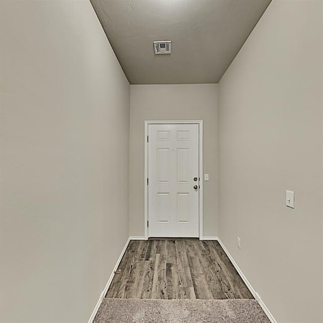 Building Photo - 1825 Sloane Dr