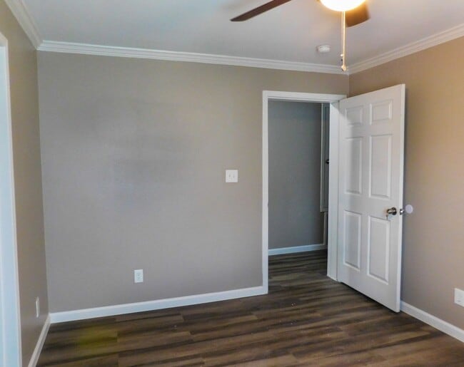 Building Photo - 107 Varsity Dr