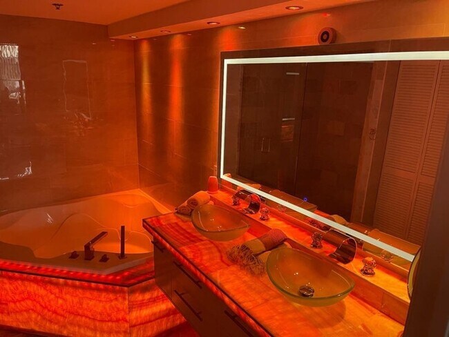 Building Photo - 2  Bedroom 2 baths Unfurnished Luxury Condo in Sunrise, Florida - Great Rental Price!