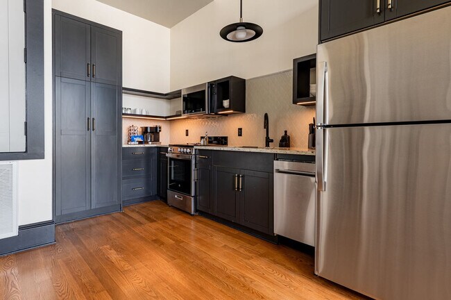 Building Photo - 1011 Canal St