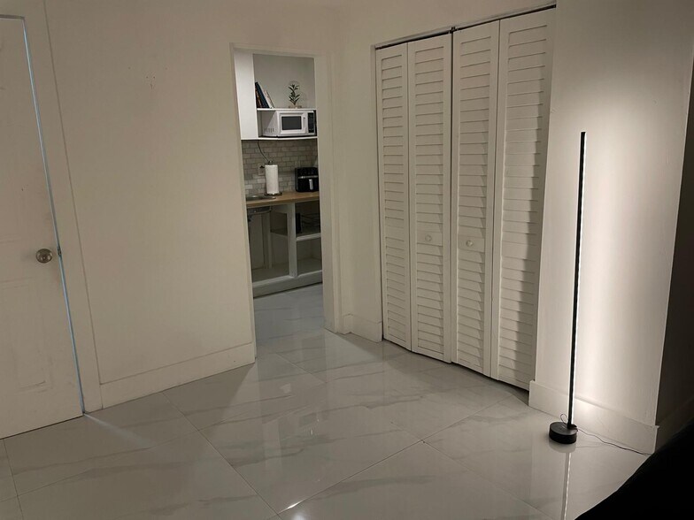 Building Photo - 1033 NW 7th Ter