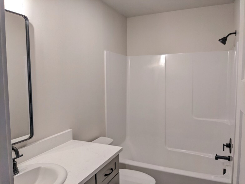 Building Photo - 4039 Snowberry Ave