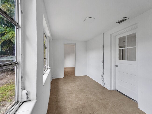 Building Photo - 3226 Oak Ave