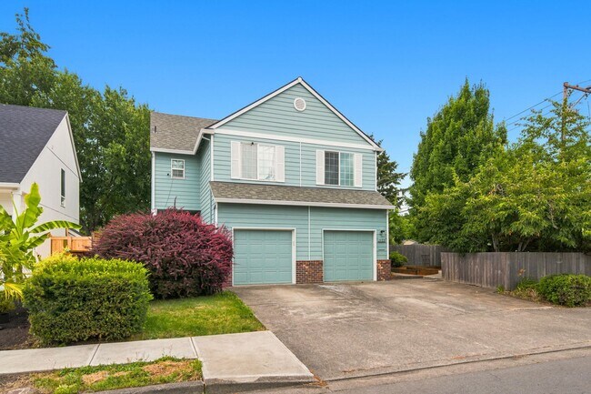 Building Photo - 1499 NE Birkshire Ct