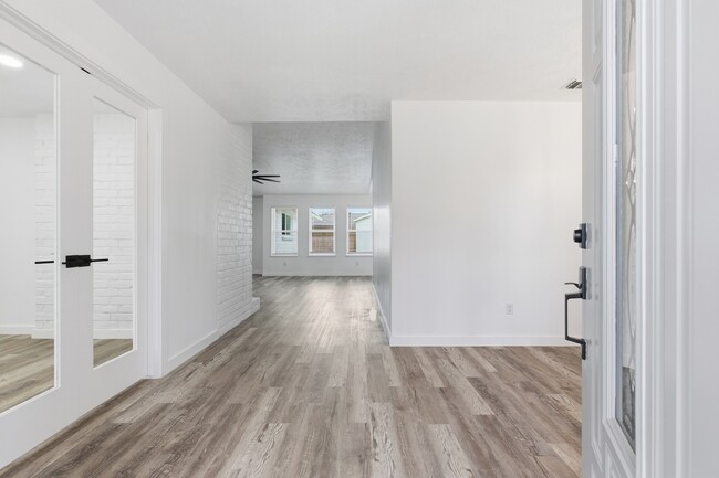 Building Photo - 2906 Colonial Dr