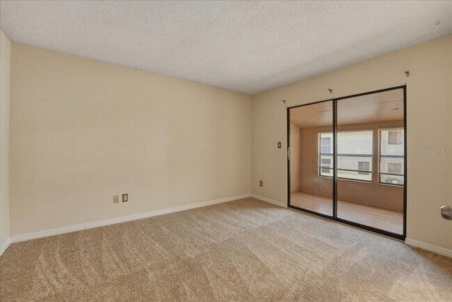 Building Photo - 1404 Oak Pl