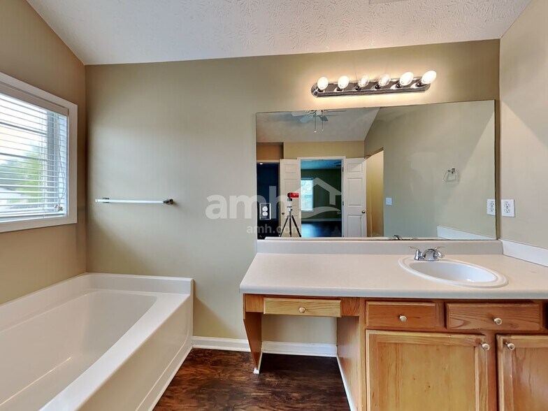 Building Photo - 7071 Hillcrest Chase Ln