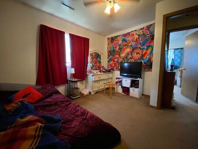 Building Photo - $995 | 2 Bedroom, 1 Bathroom Apartment | N...