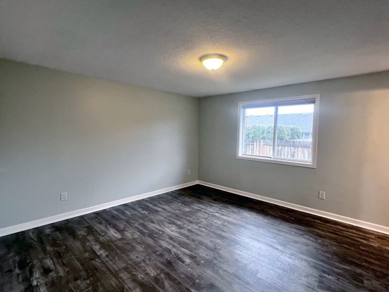 Building Photo - 15807 NE 86th Cir