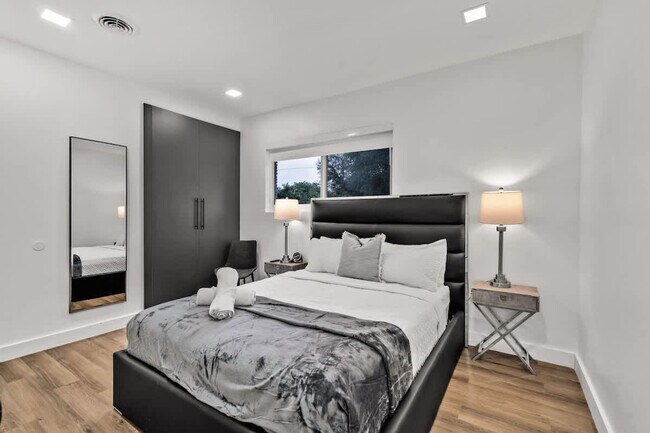 Building Photo - 17621 NE 7th Ave