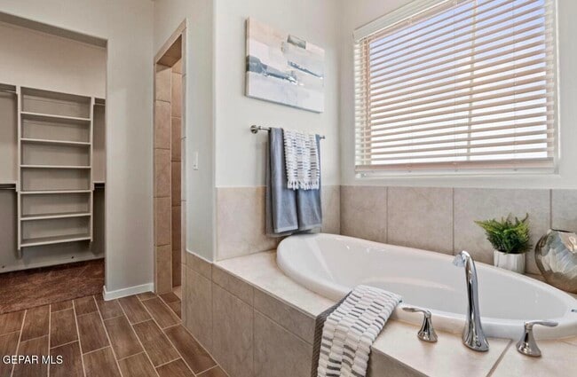 Building Photo - 253 Adamtowne Dr