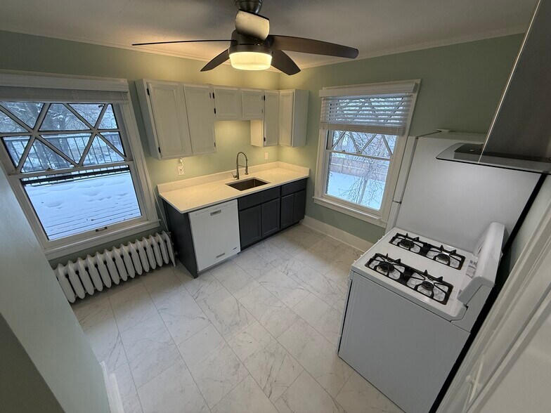 Building Photo - 1160 Monroe Ave