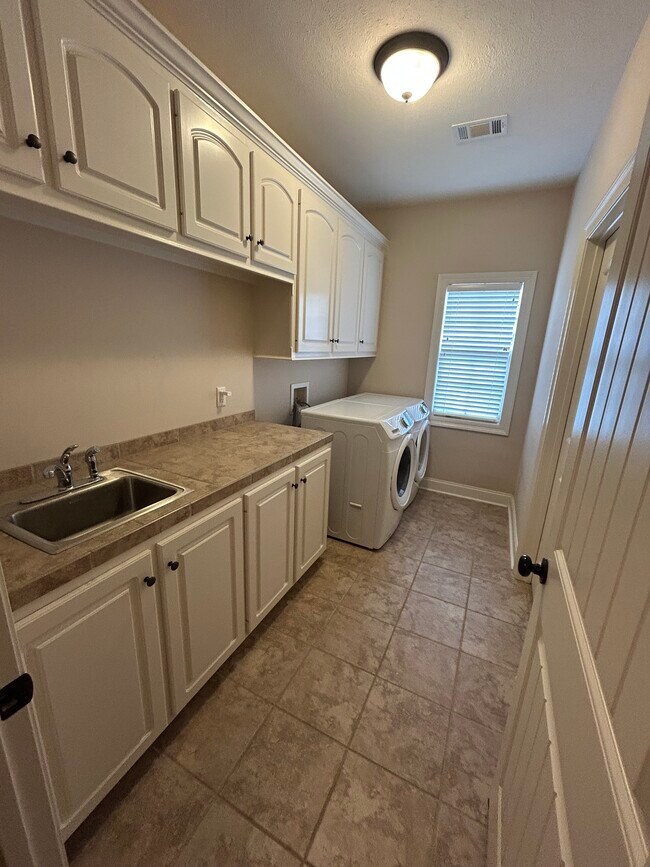 Building Photo - 181 Fieldstone Ln