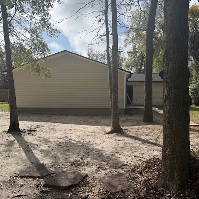 Building Photo - 3 Bedroom 2 Bath House