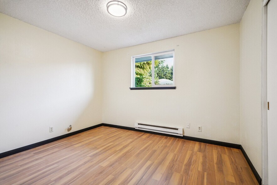 Building Photo - 933 7th St SE