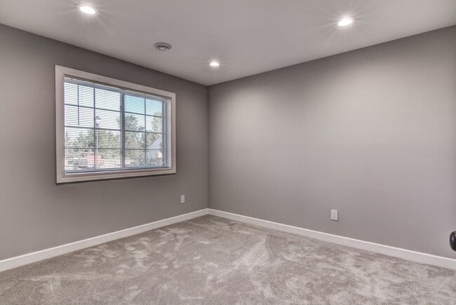 Building Photo - Like New 3 Bedroom Town Home