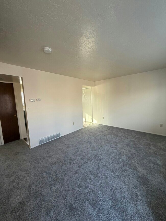 Building Photo - 4337 S 700 W