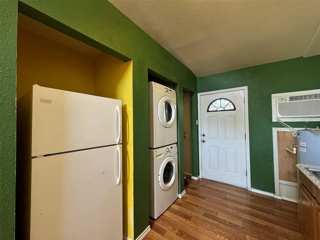 Building Photo - 1108 W McCarty Ln