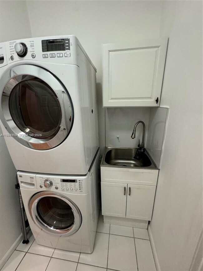 Building Photo - 8965 SW 59th Ct