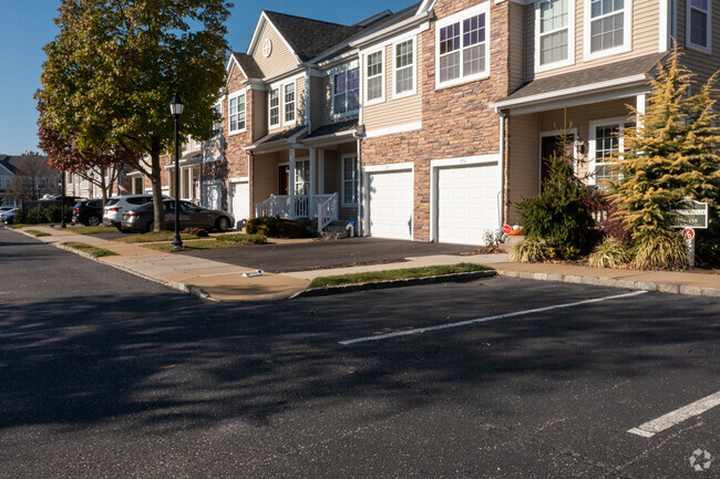 Building Photo - Seasons At Massapequa