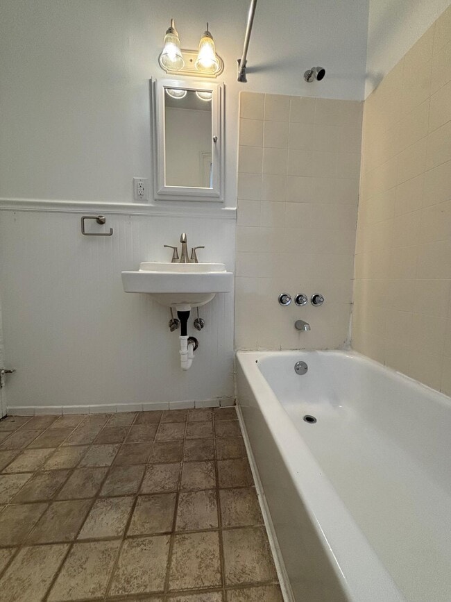 Building Photo - 403 W Hampton Ave