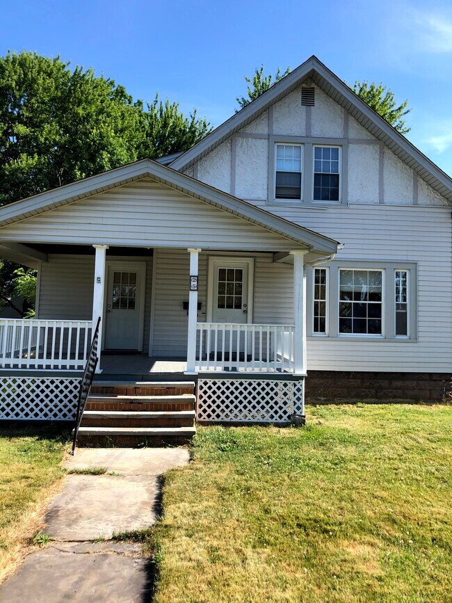 Primary Photo - 25 5th Ave