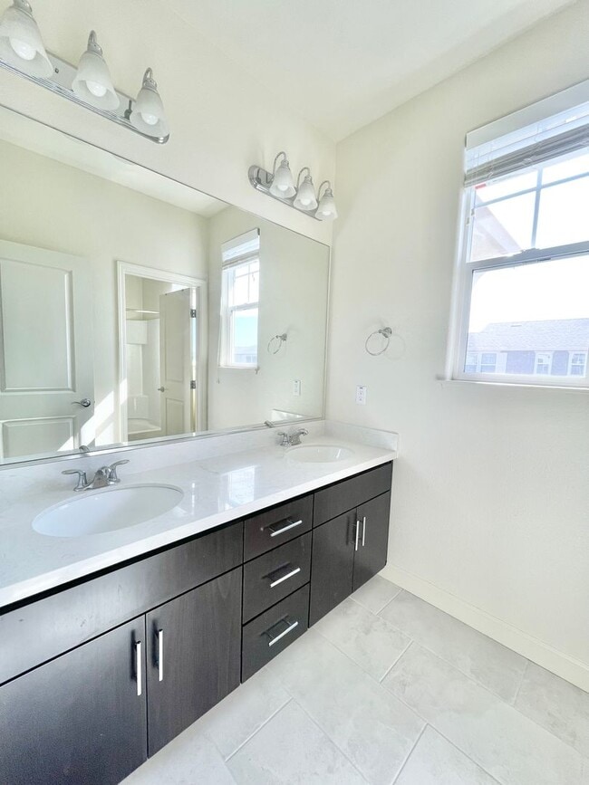 Building Photo - Beautiful 4 Bed 3 Bath Home in W Section Rohnert Park- $3,800 per month!