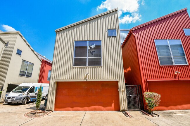 Building Photo - 824 Robin St