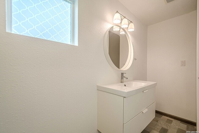 Building Photo - GORGEOUS 4-BEDROOM HOME IN TERRELL HEIGHTS