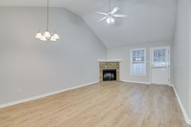 Building Photo - 3 Bedroom 2 Bath Townhouse With Garage