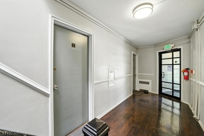 Building Photo - 819 Bloomfield Ave