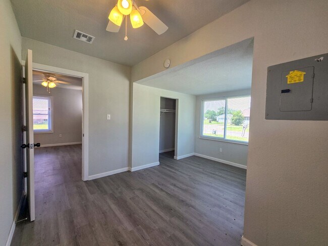 Building Photo - 3 Bedroom 1 Bath Home in Shawnee!
