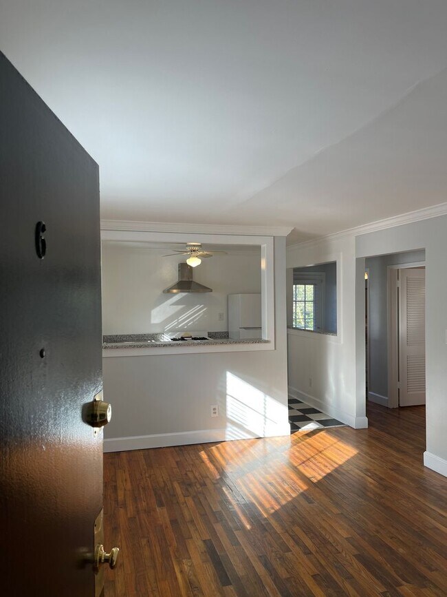 Building Photo - 1BR w Porch - Moments from Piedmont Park
