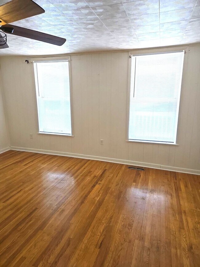 Building Photo - Spacious 3-bedroom single-family home in C...