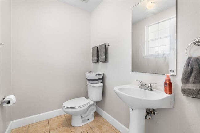 Building Photo - Beautiful 2/2.5 in Beacon Hill