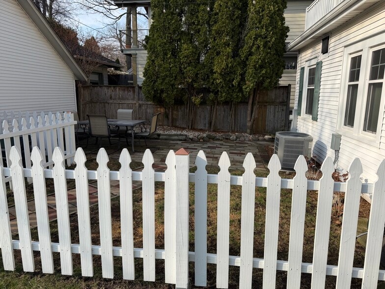 fenced in yard - 2220 E Jarvis St