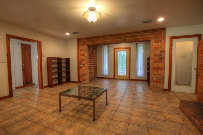 Building Photo - 2 BD/ 2 BTH in Fairhope